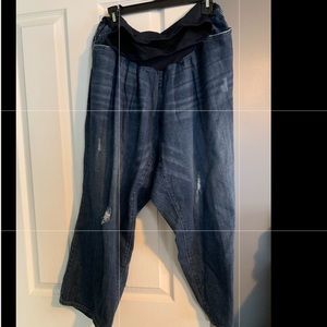 Plus sized distressed maternity capris